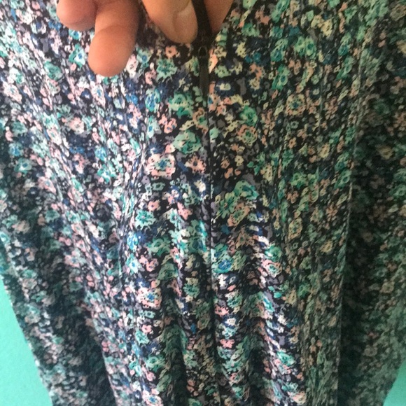 Summer Floral Romper 🌸💐 - Picture 7 of 7